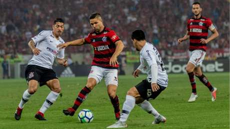 Jogadores de Corinthians e Flamengo devem protagonizar uma partida extremamente disputada em Itaquera (Magalhaes jr / Photopress)