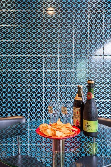 25. Azulejos hidráulicos desenhados podem ocupar uma parede toda sem mais enfeites 25. Azulejos hidráulicos desenhados podem ocupar uma parede toda sem mais enfeites