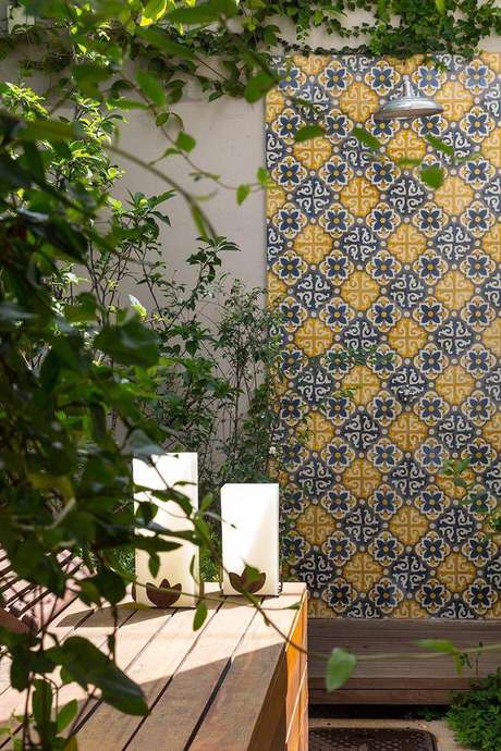 2. Azulejos na área externa da casa 2. Azulejos na área externa da casa