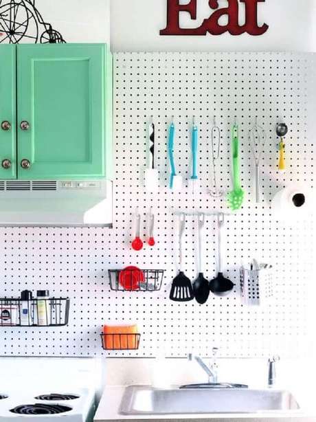4. A placa perfurada é um ótimo modelo de revestimento para cozinha que também serve como organizador 4. A placa perfurada é um ótimo modelo de revestimento para cozinha que também serve como organizador
