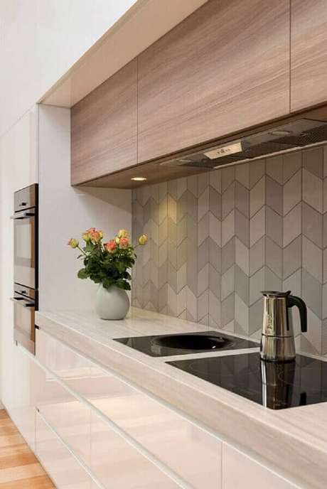 55- O revestimento para cozinha cinza na parede deixa o ambiente com um visual elegante e moderno. Fonte: Pinterest 55- O revestimento para cozinha cinza na parede deixa o ambiente com um visual elegante e moderno. Fonte: Pinterest