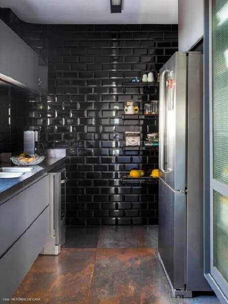57- A cozinha foi decorada com azulejo preto e moderno. Fonte: Histórias de Casa 57- A cozinha foi decorada com azulejo preto e moderno. Fonte: Histórias de Casa