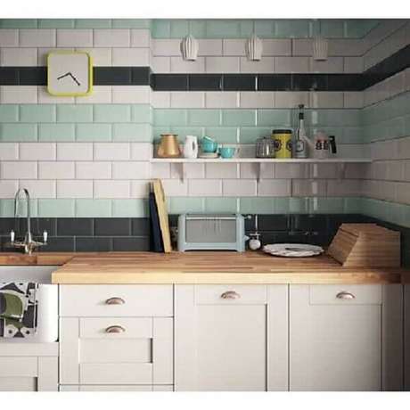 69- O revestimento para cozinha em cores diferentes deixa o ambiente sofisticado. Fonte: Pinterest 69- O revestimento para cozinha em cores diferentes deixa o ambiente sofisticado. Fonte: Pinterest