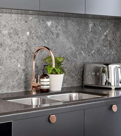 46. A pedra como revestimento para cozinha deu um visual moderno e sofisticado para o ambiente 46. A pedra como revestimento para cozinha deu um visual moderno e sofisticado para o ambiente