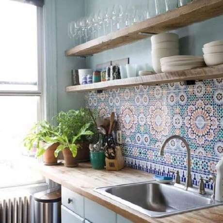 60- O ladrilho hidráulico é muito utilizado na decoração de cozinha pequena. Fonte: Tudo Construção 60- O ladrilho hidráulico é muito utilizado na decoração de cozinha pequena. Fonte: Tudo Construção