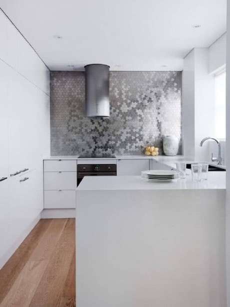 38. Utilizar o revestimento para cozinha com acabamento metálico oferece um ambiente mais moderno e contemporâneo 38. Utilizar o revestimento para cozinha com acabamento metálico oferece um ambiente mais moderno e contemporâneo