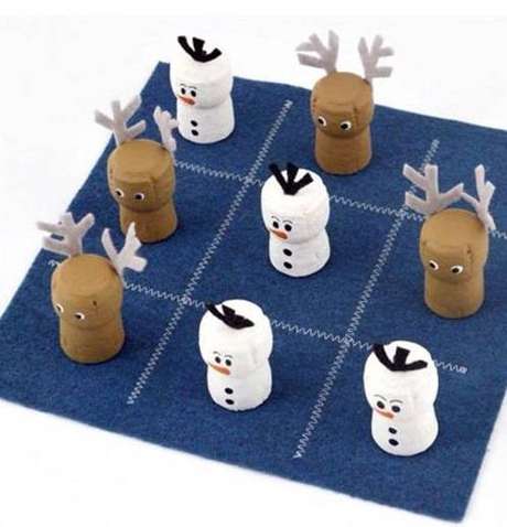33- Jogo da velha com feltro e rolhas de vinho como lembrancinha de natal 33- Jogo da velha com feltro e rolhas de vinho como lembrancinha de natal