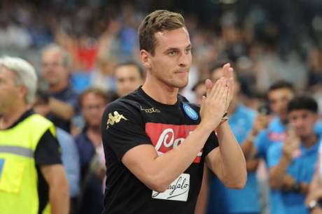 Milik é assaltado na saída de estádio, após vitória do Napoli Milik é assaltado na saída de estádio, após vitória do Napoli
