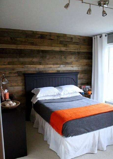 37- A parede de pallet atrás da cabeceira da cama decora quarto de casal. Fonte: Dcorevocê 37- A parede de pallet atrás da cabeceira da cama decora quarto de casal. Fonte: Dcorevocê