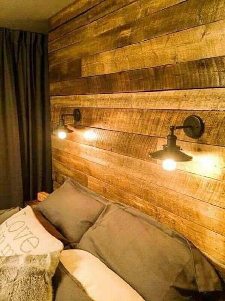 40- A parede de pallet tem luminárias e cama embutidas. Fonte: Pinterest 40- A parede de pallet tem luminárias e cama embutidas. Fonte: Pinterest