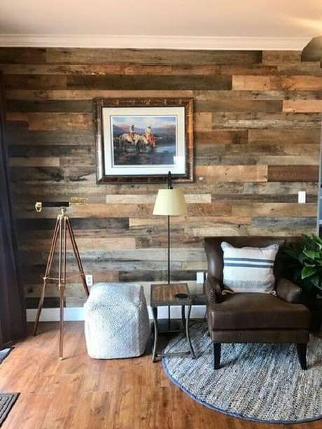 54- Os tons da parede de pallet combinam com o assoalho de madeira. Fonte: Pinterest 54- Os tons da parede de pallet combinam com o assoalho de madeira. Fonte: Pinterest