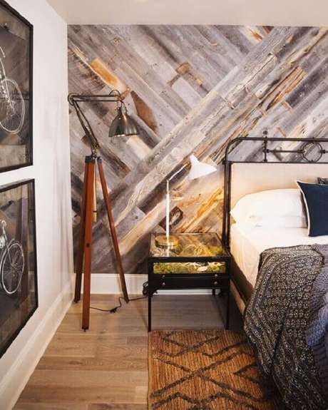 3- No quarto de casal a parede de pallet é o principal destaque na decoração. Fonte: Pinterest 3- No quarto de casal a parede de pallet é o principal destaque na decoração. Fonte: Pinterest