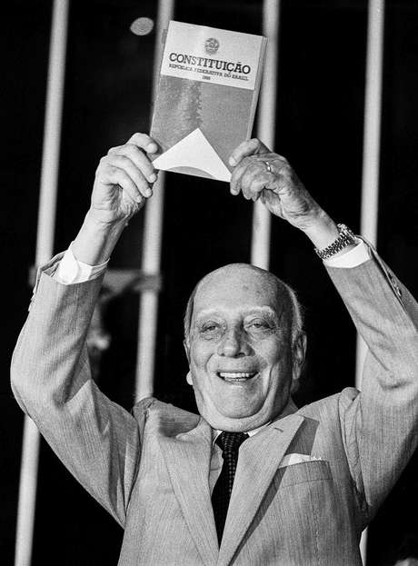 Para analistas, Ulysses pode ter falhado em fazer uma análise crítica da Carta e do momento político Para analistas, Ulysses pode ter falhado em fazer uma análise crítica da Carta e do momento político