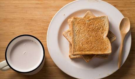 1. TOMAR CAFÉ DA MANHÃ TODO DIA AJUDA A EMAGRECER E A PREVENIR O SOBREPESO? Os especialistas ainda não chegaram a um acordo final sobre o papel da primeira refeição do dia na manutenção ou queda do peso corporal. A nutricionista Lara Natacci, de São Paulo (SP), citou um estudo publicado em 2014 na revista American Journal of Clinical Nutrition, uma das mais respeitadas da área. O trabalho avaliou 280 indivíduos obesos. “A conclusão foi: consumir o café da manhã não garante um melhor resultado na perda de peso”, diz ela. 1. TOMAR CAFÉ DA MANHÃ TODO DIA AJUDA A EMAGRECER E A PREVENIR O SOBREPESO? Os especialistas ainda não chegaram a um acordo final sobre o papel da primeira refeição do dia na manutenção ou queda do peso corporal. A nutricionista Lara Natacci, de São Paulo (SP), citou um estudo publicado em 2014 na revista American Journal of Clinical Nutrition, uma das mais respeitadas da área. O trabalho avaliou 280 indivíduos obesos. “A conclusão foi: consumir o café da manhã não garante um melhor resultado na perda de peso”, diz ela.