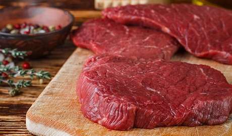 6. A CARNE VERMELHA É REALMENTE UMA VILÃ? O mesmo documento da OMS que condena o consumo diário de embutidos diz que a carne vermelha é provavelmente cancerígena. Mas as evidências são fracas e o alimento tem muitos benefícios. “As carnes vermelhas são fontes de importantes nutrientes que garantem o bom funcionamento do organismo”, diz Tânia. 6. A CARNE VERMELHA É REALMENTE UMA VILÃ? O mesmo documento da OMS que condena o consumo diário de embutidos diz que a carne vermelha é provavelmente cancerígena. Mas as evidências são fracas e o alimento tem muitos benefícios. “As carnes vermelhas são fontes de importantes nutrientes que garantem o bom funcionamento do organismo”, diz Tânia.
