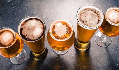 4. CERVEJA ENGORDA? Uma revisão de trabalhos impressa na revista Nutrition Reviews apontou algo. Os apreciadores da cerveja (que contém 50 cal por 100 g e alto índice glicêmico) tinham cerca de 0,5 kg a mais de sobrepeso em comparação com quem não se rendia a ela. “A bebida alcoólica fornece calorias que normalmente não levamos em conta, aumenta o apetite e torna a pessoa, em um segundo momento, mais suscetível à retenção hídrica”, esclarece Lara Natacci. 4. CERVEJA ENGORDA? Uma revisão de trabalhos impressa na revista Nutrition Reviews apontou algo. Os apreciadores da cerveja (que contém 50 cal por 100 g e alto índice glicêmico) tinham cerca de 0,5 kg a mais de sobrepeso em comparação com quem não se rendia a ela. “A bebida alcoólica fornece calorias que normalmente não levamos em conta, aumenta o apetite e torna a pessoa, em um segundo momento, mais suscetível à retenção hídrica”, esclarece Lara Natacci.