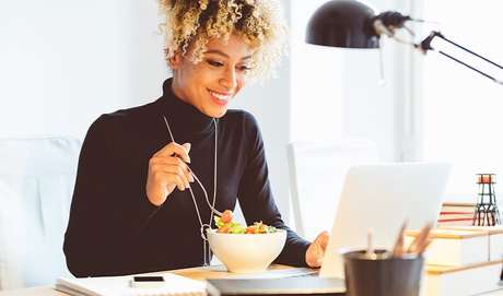 Uma revisão de estudos de 2015 publicada no periódico Nutrition Reviews revelou que comer de 3 em 3 h não faz diferença. No entanto, segundo Tânia Rodrigues, não dá para afirmar que fazer várias refeições ao dia não ajuda a podar as medidas. “O fracionamento promove saciedade, evitando excessos durante as refeições”, afirma. Isso porque grandes intervalos entre refeições podem levar a pessoa a exagerar no prato. E vale lembrar que o objetivo de fragmentar a alimentação é comer em intervalo e quantidade menores. Com essa imprecisão, a estratégia para emagrecer deve ser individualizada e baseada em orientações comportamentais. Uma revisão de estudos de 2015 publicada no periódico Nutrition Reviews revelou que comer de 3 em 3 h não faz diferença. No entanto, segundo Tânia Rodrigues, não dá para afirmar que fazer várias refeições ao dia não ajuda a podar as medidas. “O fracionamento promove saciedade, evitando excessos durante as refeições”, afirma. Isso porque grandes intervalos entre refeições podem levar a pessoa a exagerar no prato. E vale lembrar que o objetivo de fragmentar a alimentação é comer em intervalo e quantidade menores. Com essa imprecisão, a estratégia para emagrecer deve ser individualizada e baseada em orientações comportamentais.
