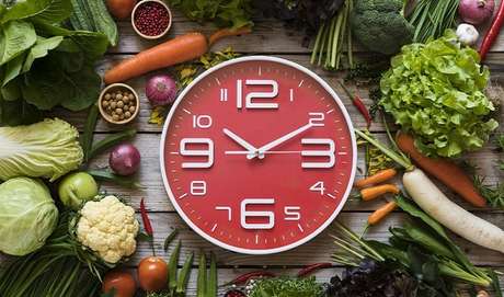 2. FRACIONAR A ALIMENTAÇÃO FUNCIONA MESMO OU ISSO É MITO? Você já deve ter ouvido falar por aí que comer de 3 em 3 h acelera o metabolismo, contribuindo para a perda de peso. Porém, uma pesquisa da Universidade de Ottawa (Canadá), publicada na revista científica British Journal of Nutrition, revelou que obesos que fizeram várias refeições ao longo dia emagreceram tanto quanto quem só ficou com o café da manhã, almoço e jantar. 2. FRACIONAR A ALIMENTAÇÃO FUNCIONA MESMO OU ISSO É MITO? Você já deve ter ouvido falar por aí que comer de 3 em 3 h acelera o metabolismo, contribuindo para a perda de peso. Porém, uma pesquisa da Universidade de Ottawa (Canadá), publicada na revista científica British Journal of Nutrition, revelou que obesos que fizeram várias refeições ao longo dia emagreceram tanto quanto quem só ficou com o café da manhã, almoço e jantar.