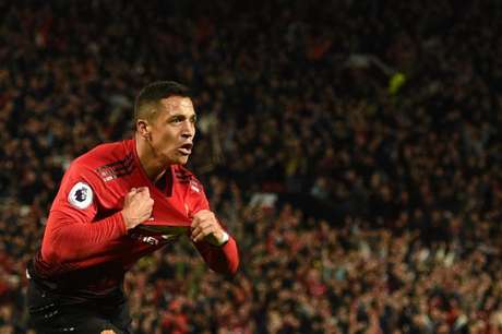 Sanchéz marcou no fim e deu a vitória ao United (Foto: OLI SCARFF / AFP) Sanchéz marcou no fim e deu a vitória ao United (Foto: OLI SCARFF / AFP)