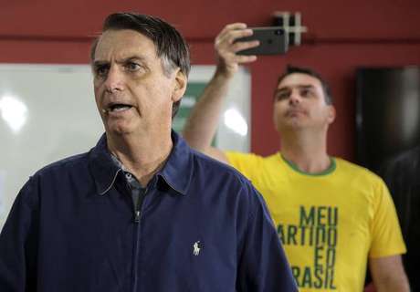 Bolsonaro vota em colégio eleitoral no Rio de Janeiro Bolsonaro vota em colégio eleitoral no Rio de Janeiro