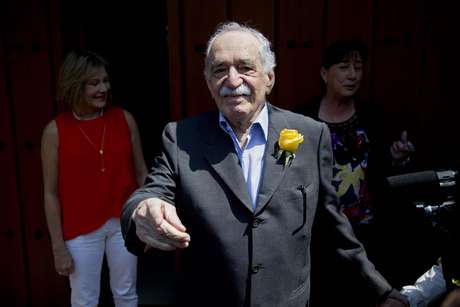 O escritor colombiano Gabriel Garcia Marquez cumprimenta fãs e repórteres em frente à sua casa na Cidade do México, no dia de seu aniversário de 87 anos.