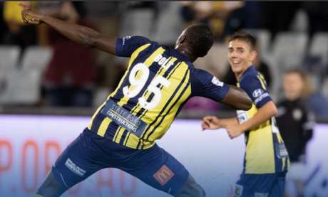 A tradicional comemoração de Bolt, agora no futebol (Foto: Reprodução) A tradicional comemoração de Bolt, agora no futebol (Foto: Reprodução)