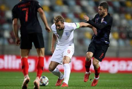Rakitic de olho! Kane tenta escapar da marcação de Kovacic (Foto: AFP) Rakitic de olho! Kane tenta escapar da marcação de Kovacic (Foto: AFP)