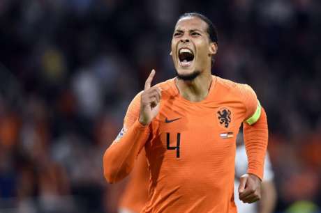 Van Dijk fez o primeiro gol da partida (Foto: John Thys / AFP) Van Dijk fez o primeiro gol da partida (Foto: John Thys / AFP)