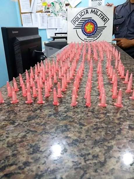 Droga foi apreendida pela polícia no quarto do suspeito Droga foi apreendida pela polícia no quarto do suspeito