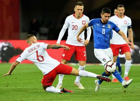 Jorginho acertou uma bola na trave no primeiro tempo (Foto: Janek Skarzynski / AFP) Jorginho acertou uma bola na trave no primeiro tempo (Foto: Janek Skarzynski / AFP)
