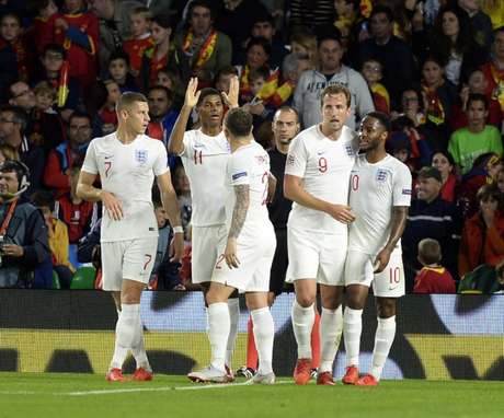 Jogadores comemoram o primeiro gol da Inglaterra, marcado por Sterling (Foto: AFP) Jogadores comemoram o primeiro gol da Inglaterra, marcado por Sterling (Foto: AFP)