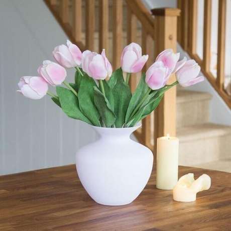 6- No vaso branco foi colocado tulipas artificiais. Fonte: Peony 6- No vaso branco foi colocado tulipas artificiais. Fonte: Peony
