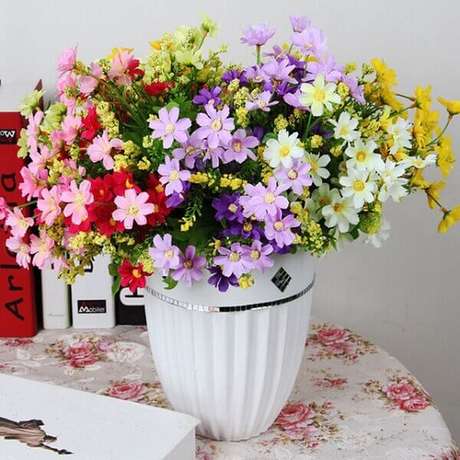 32- As coloridas flores artificiais para decoração alegram o ambiente. Fonte: Getinhours 32- As coloridas flores artificiais para decoração alegram o ambiente. Fonte: Getinhours