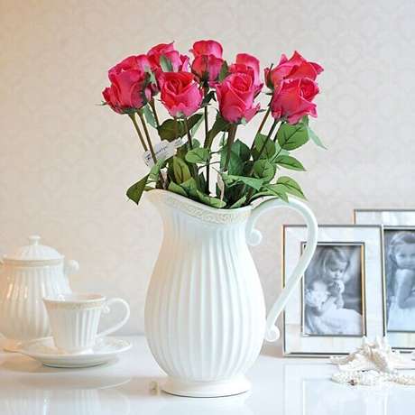 3- Os arranjos de flores artificiais podem ser montados em vasos ou jarros. Fonte: Liusn 3- Os arranjos de flores artificiais podem ser montados em vasos ou jarros. Fonte: Liusn