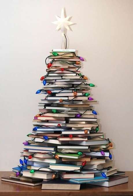 6- Decoração de natal simples e barata com árvore estilizada. Fonte: Pinterest 6- Decoração de natal simples e barata com árvore estilizada. Fonte: Pinterest