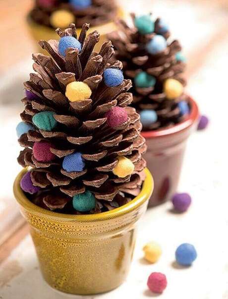 4- A pinha seca natural é muito utilizada na decoração de natal simples. Fonte: Pinterest 4- A pinha seca natural é muito utilizada na decoração de natal simples. Fonte: Pinterest