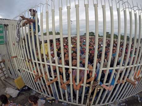 Migrantes gritavam para que lhes deixassem entrar