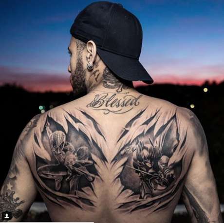 Neymar tatuou os seus heróis preferidos nas costas #(Foto: Reprodução/ Instagram) Neymar tatuou os seus heróis preferidos nas costas #(Foto: Reprodução/ Instagram)