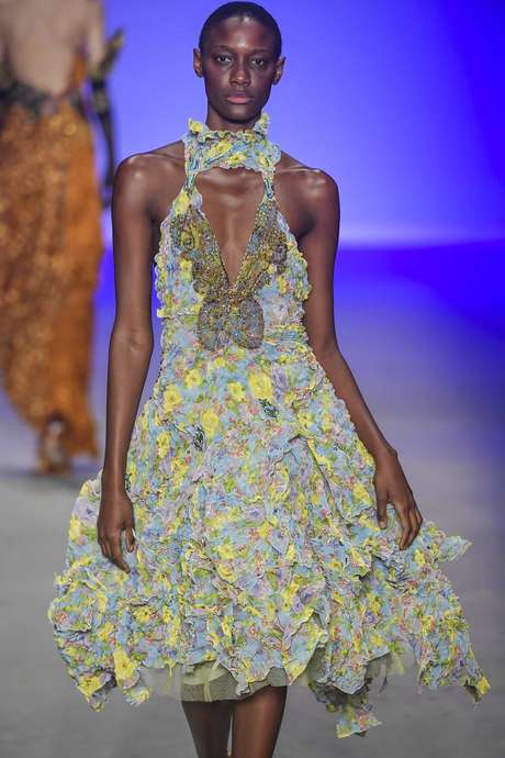 Modelo apresenta criação de Lino Villaventura na São Paulo Fashion Week Modelo apresenta criação de Lino Villaventura na São Paulo Fashion Week