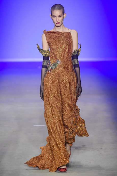 Modelo apresenta criação de Lino Villaventura na São Paulo Fashion Week Modelo apresenta criação de Lino Villaventura na São Paulo Fashion Week
