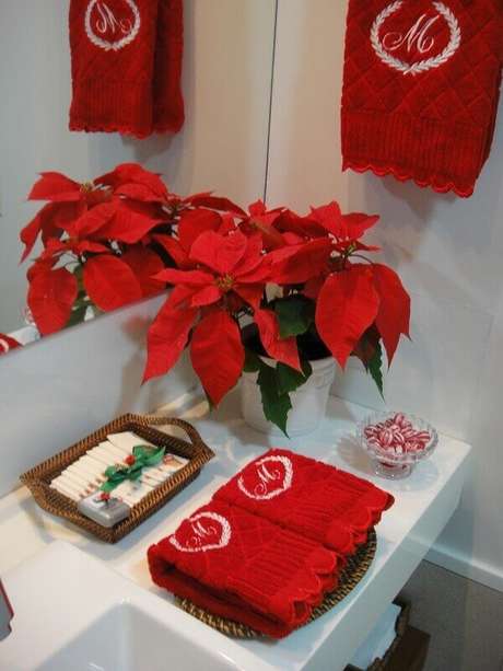 36- O arranjo com flor de natal enfeita o lavabo na festa de fim de ano. Fonte: Blog Denize Lima 36- O arranjo com flor de natal enfeita o lavabo na festa de fim de ano. Fonte: Blog Denize Lima