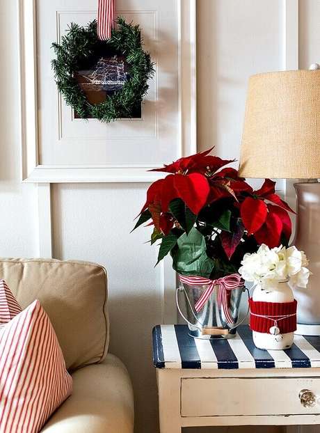 39- No arranjo com flor de natal o balde foi utilizado como cachepot. Fonte: Pinterest 39- No arranjo com flor de natal o balde foi utilizado como cachepot. Fonte: Pinterest