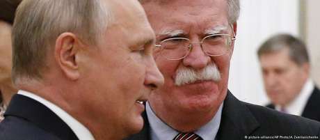A pedido de Trump, John Bolton (dir.) convidou Vladimir Putin (esq.) para visitar os EUA A pedido de Trump, John Bolton (dir.) convidou Vladimir Putin (esq.) para visitar os EUA