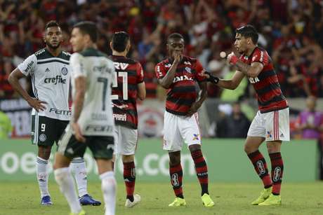 O Palmeiras sofreu no segundo tempo, mas conseguiu defender sua vantagem na lideranÃ§a do Campeonato Brasileiro