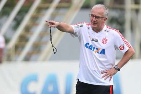 Dorival Jr comandou o Flamengo em cinco partidas, com três vitórias e dois empates (F: Gilvan de Souza/Flamengo) Dorival Jr comandou o Flamengo em cinco partidas, com três vitórias e dois empates (F: Gilvan de Souza/Flamengo)