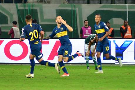 DÃ¡rio Benedetto, do Boca Juniors, comemora seu gol 