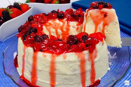 Sorvetão com calda de frutas vermelhas