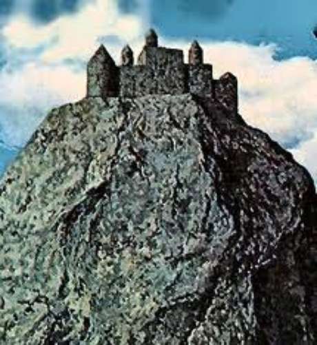 ‘O Castelo’, símbolo fantasmagórico do moderno poder burocrático inalcançável ao homem comum. ‘O Castelo’, símbolo fantasmagórico do moderno poder burocrático inalcançável ao homem comum.