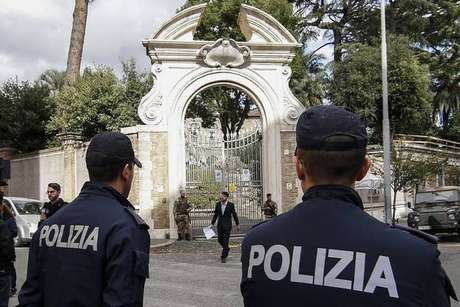 Policiais italianos em frente à nunciatura apostólica em Roma Policiais italianos em frente à nunciatura apostólica em Roma