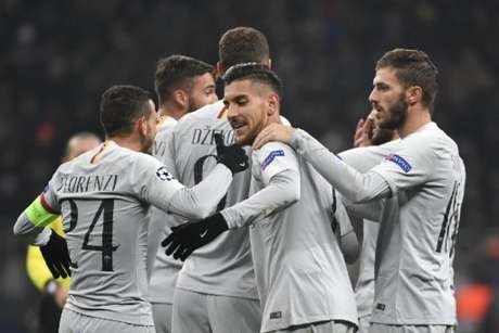 Jogadores comemoram o gol de Manolas, o primeiro da Roma (Foto: Alexander Nemenov / AFP) Jogadores comemoram o gol de Manolas, o primeiro da Roma (Foto: Alexander Nemenov / AFP)